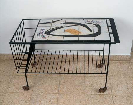 שולחן עם אריחי קרמיקה
